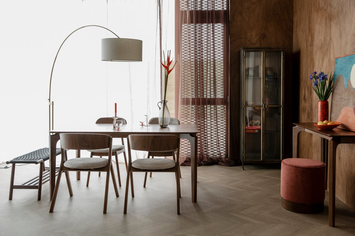 Chaise avec accoudoirs en tissu beige et bois d'hévéa Bresso - Dutchbone - The Cool Republic