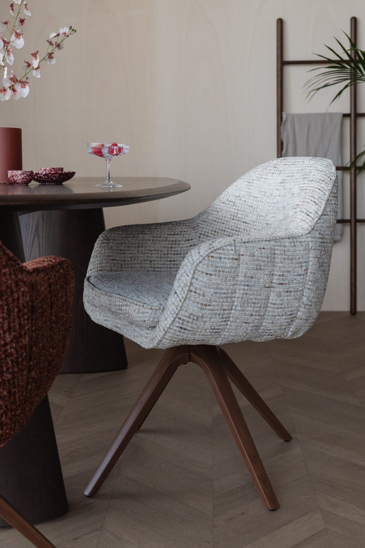Chaise avec accoudoirs en tissu beige et métal marron 62x61x82cm Nolia - White Label Living — vue 2