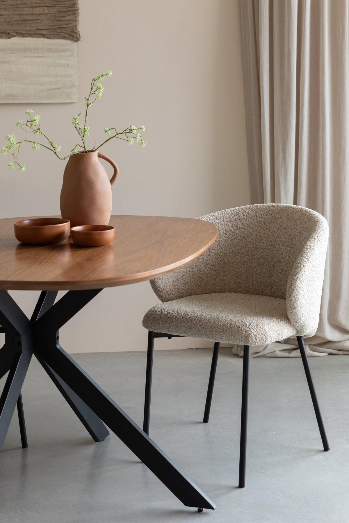 Chaise avec accoudoirs en tissu blanc Elma - The Cool Republic - The Cool Republic