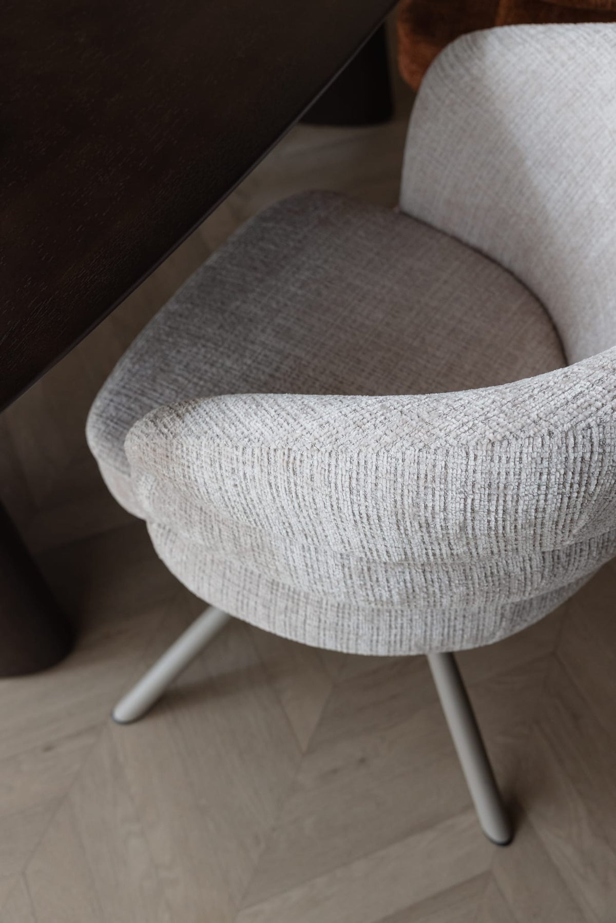 Chaise avec accoudoirs en tissu et métal beige 63x62x77cm Ambroise - White Label Living — vue 3