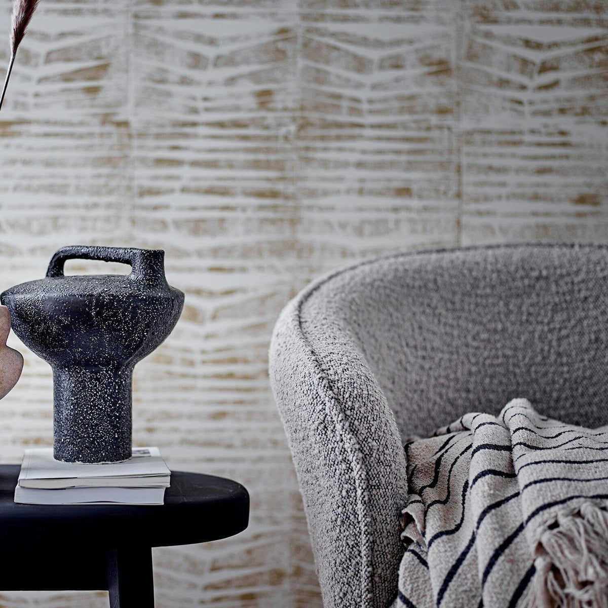 Chaise avec accoudoirs en tissu gris Cortone - Bloomingville - The Cool Republic