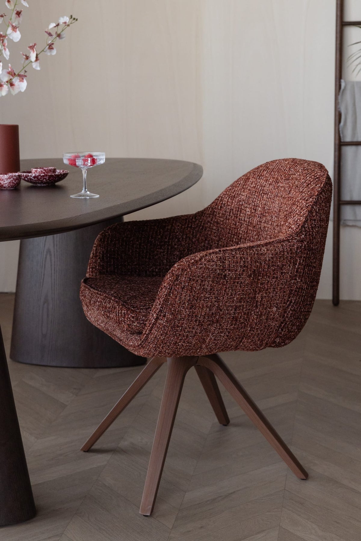 Chaise avec accoudoirs en tissu terracotta et métal marron 62x61x82cm Nolia - White Label Living — vue 2