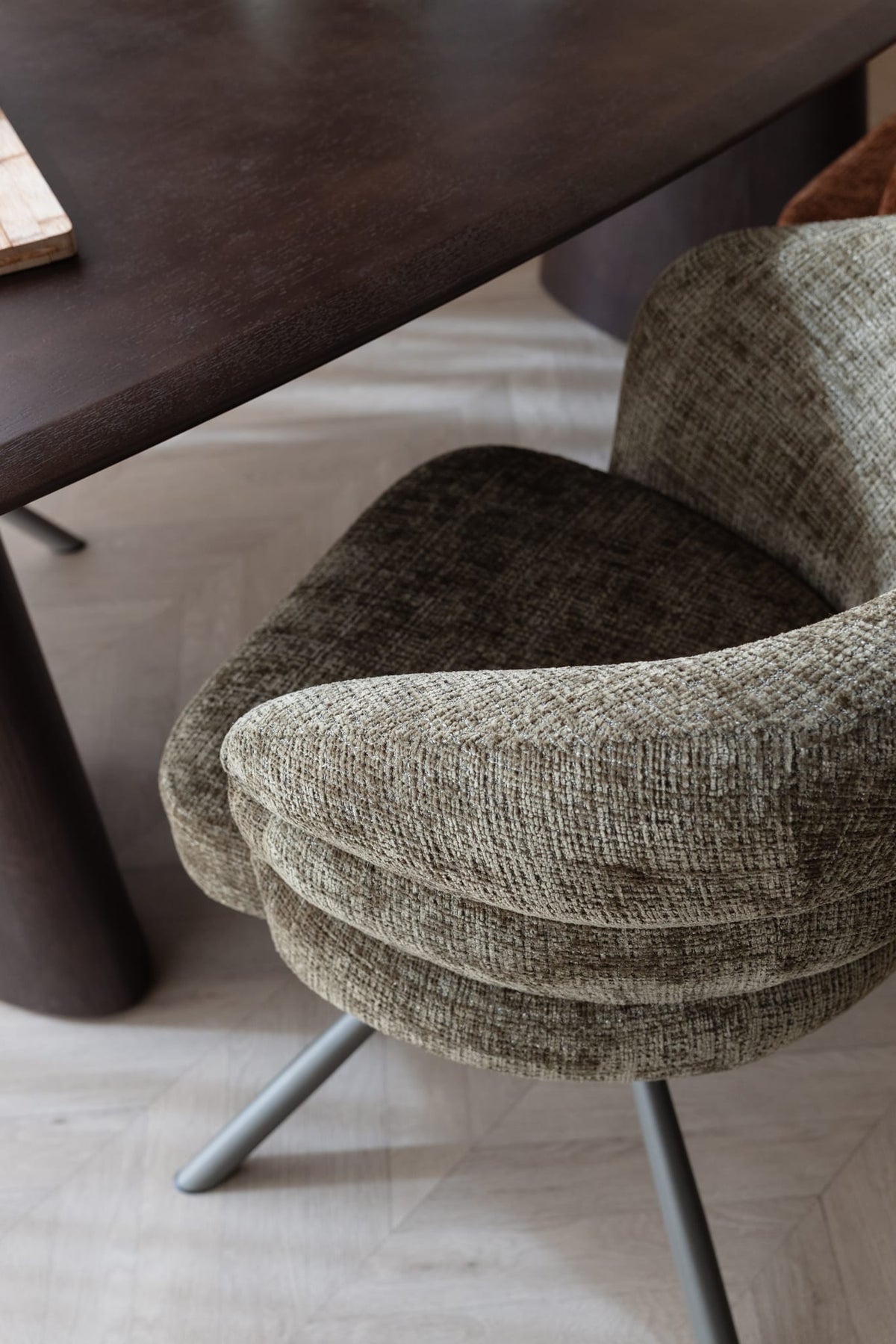 Chaise avec accoudoirs en tissu vert et métal beige 63x62x77cm Ambroise - White Label Living — vue 3
