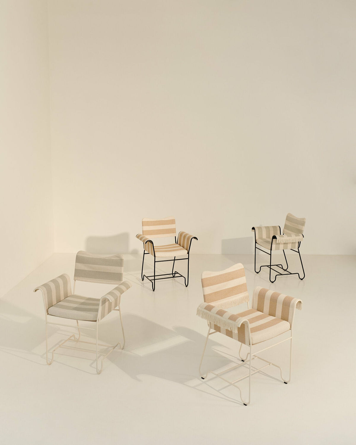 Chaise avec accoudoirs et franges motif rayures Leslie et Limonta Tropique - Gubi - The Cool Republic