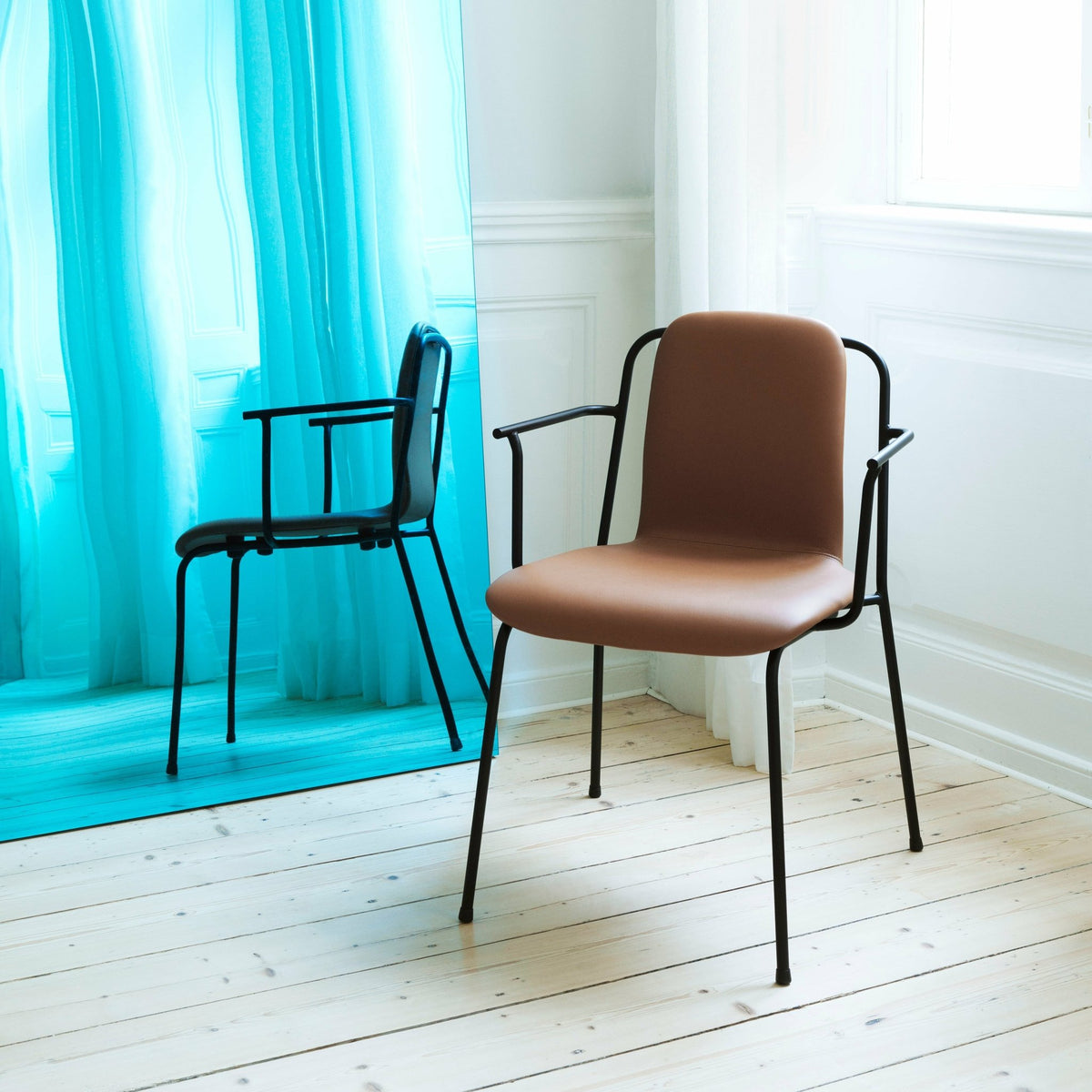 Chaise avec accoudoirs marron structure noire Studio Brown - Normann Copenhagen - The Cool Republic