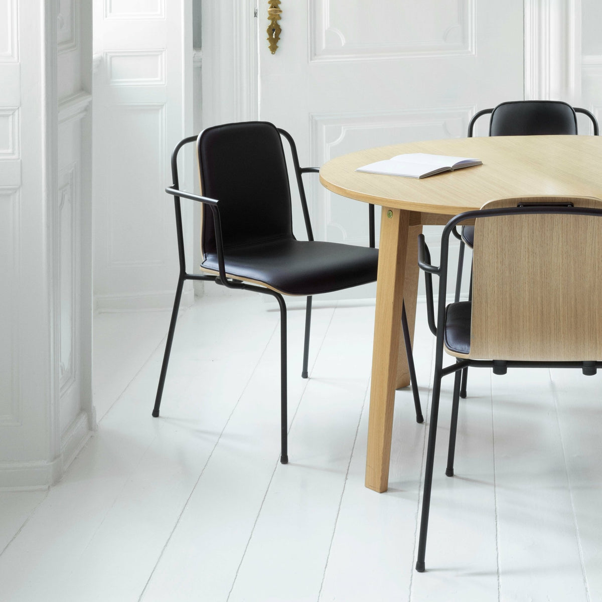 Chaise avec accoudoirs noir structure noire Studio noir - Normann Copenhagen - The Cool Republic