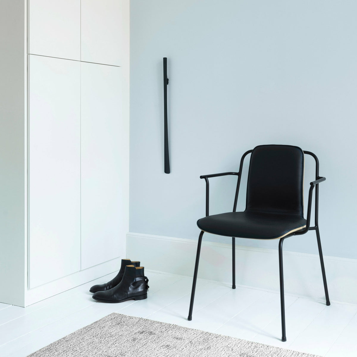 Chaise avec accoudoirs noir structure noire Studio noir - Normann Copenhagen - The Cool Republic