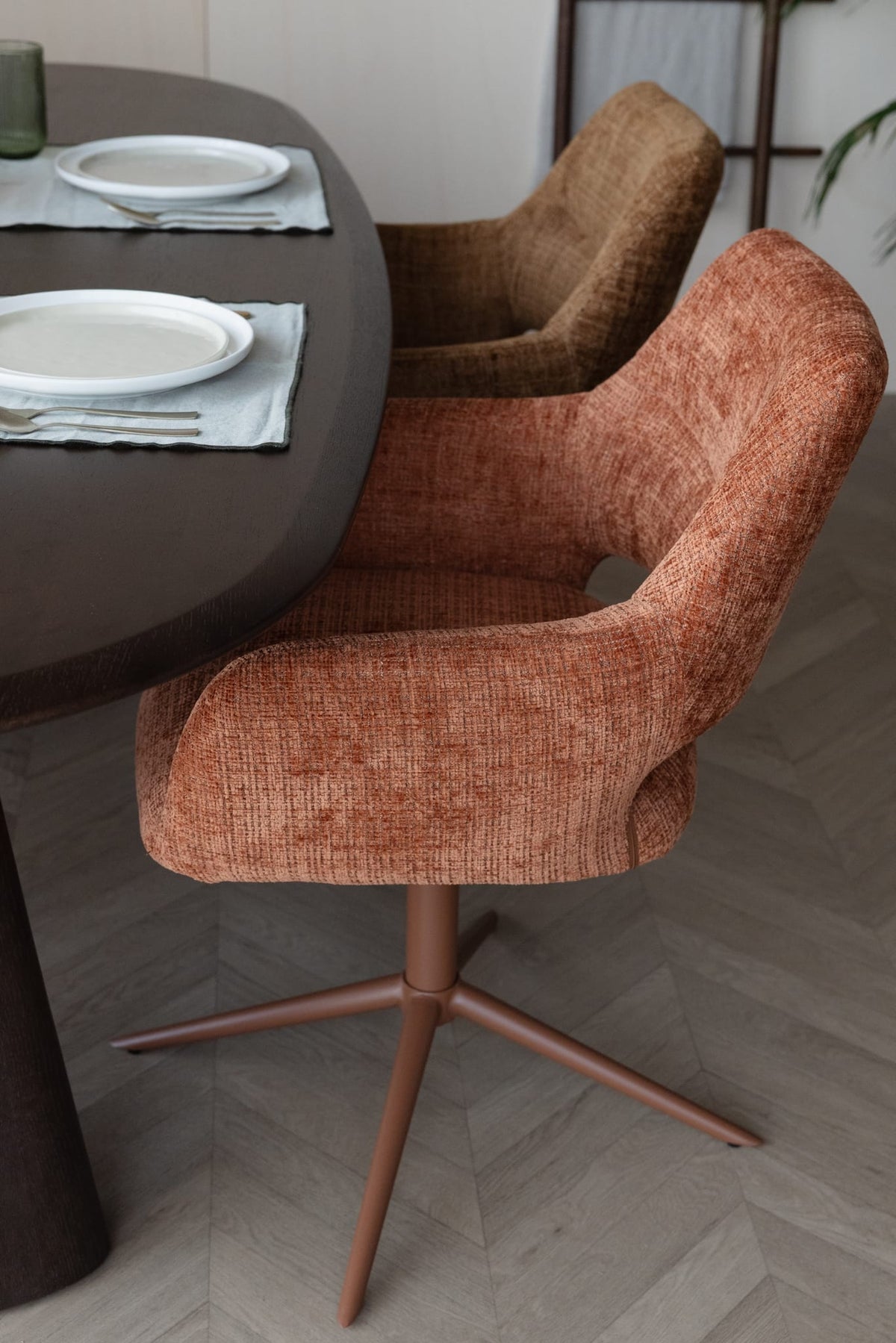 Chaise avec accoudoirs pivotante en tissu et métal rouge orangé 62x60x85cm Mona - White Label Living — vue 2