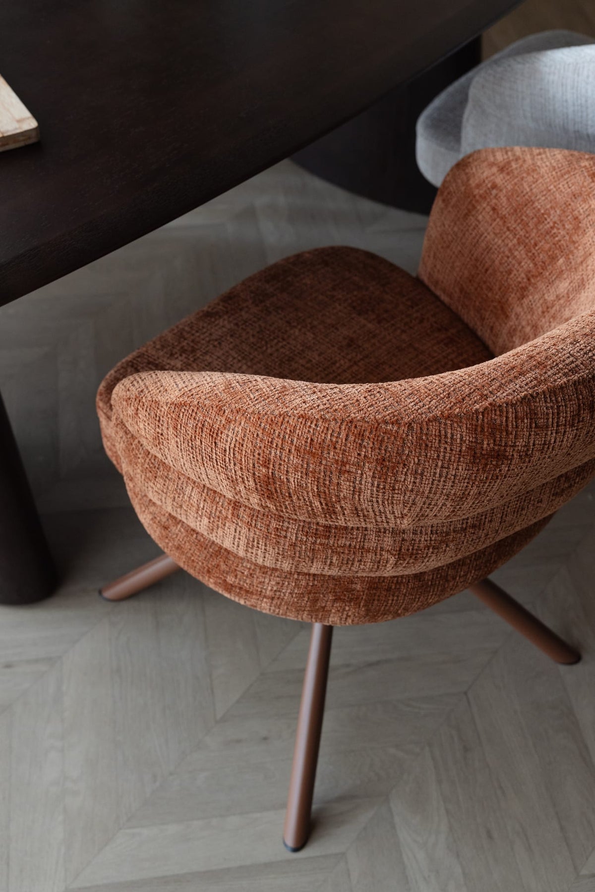 Chaise avec accoudoirs pivotante en tissu et métal rouge orangé 63x62x77cm Ambroise - White Label Living — vue 3