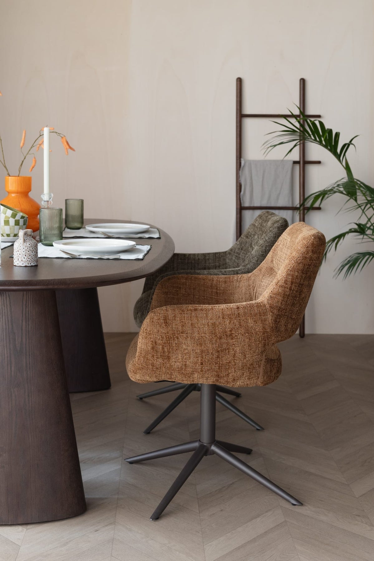 Chaise avec accoudoirs pivotante en tissu marron et métal beige 62x60x85cm Mona - White Label Living — vue 2