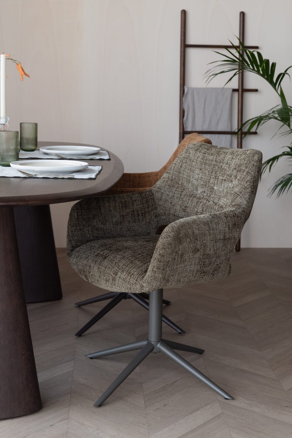 Chaise avec accoudoirs pivotante en tissu vert et métal beige 62x60x85cm Mona - White Label Living — vue 2