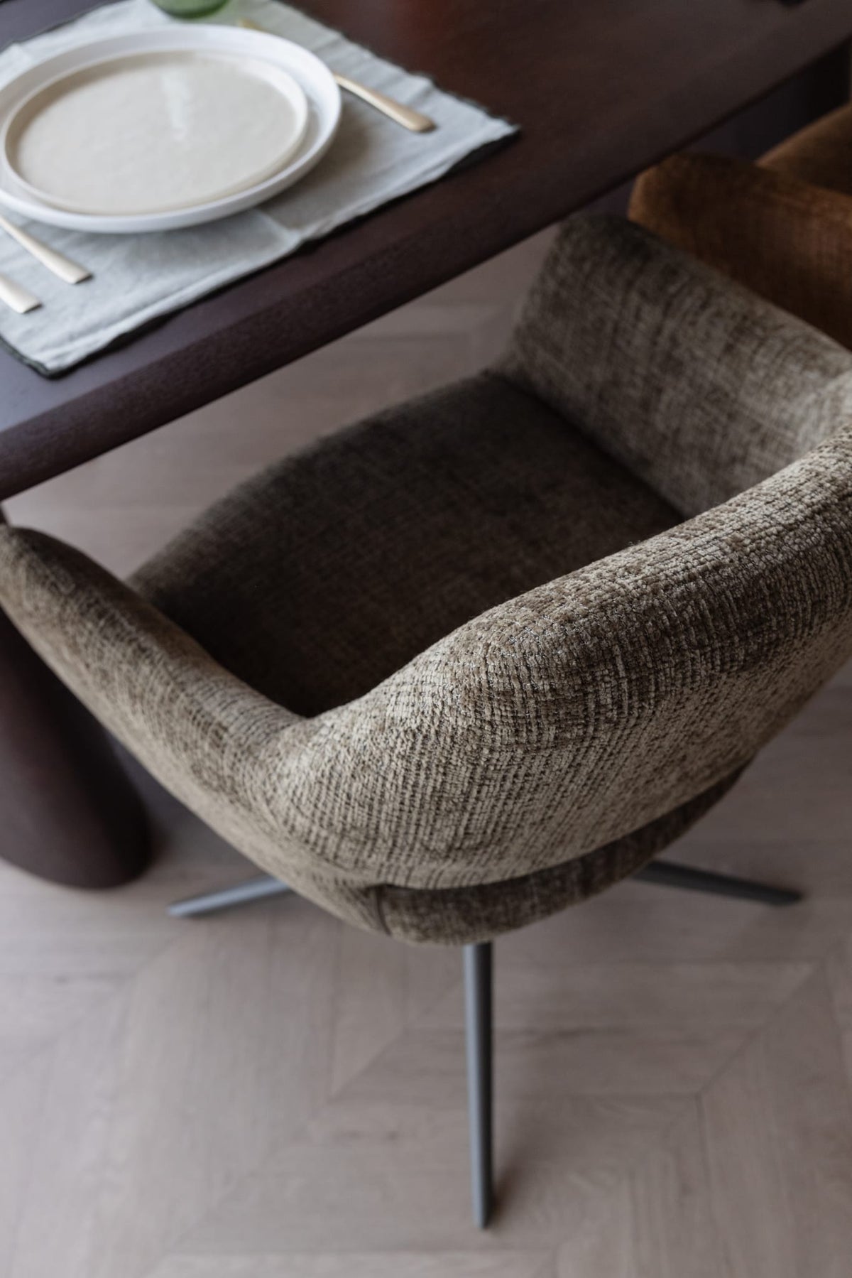 Chaise avec accoudoirs pivotante en tissu vert et métal beige 62x60x85cm Mona - White Label Living — vue 3