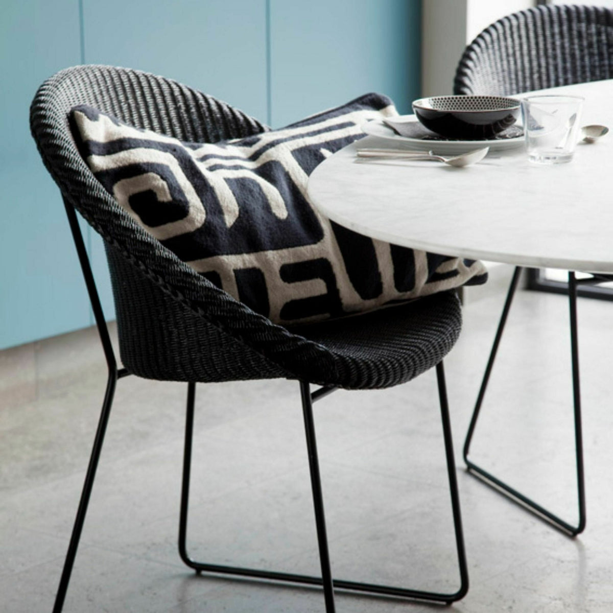 Chaise avec accoudoirs ronde en osier noir Joe - Vincent Sheppard - The Cool Republic