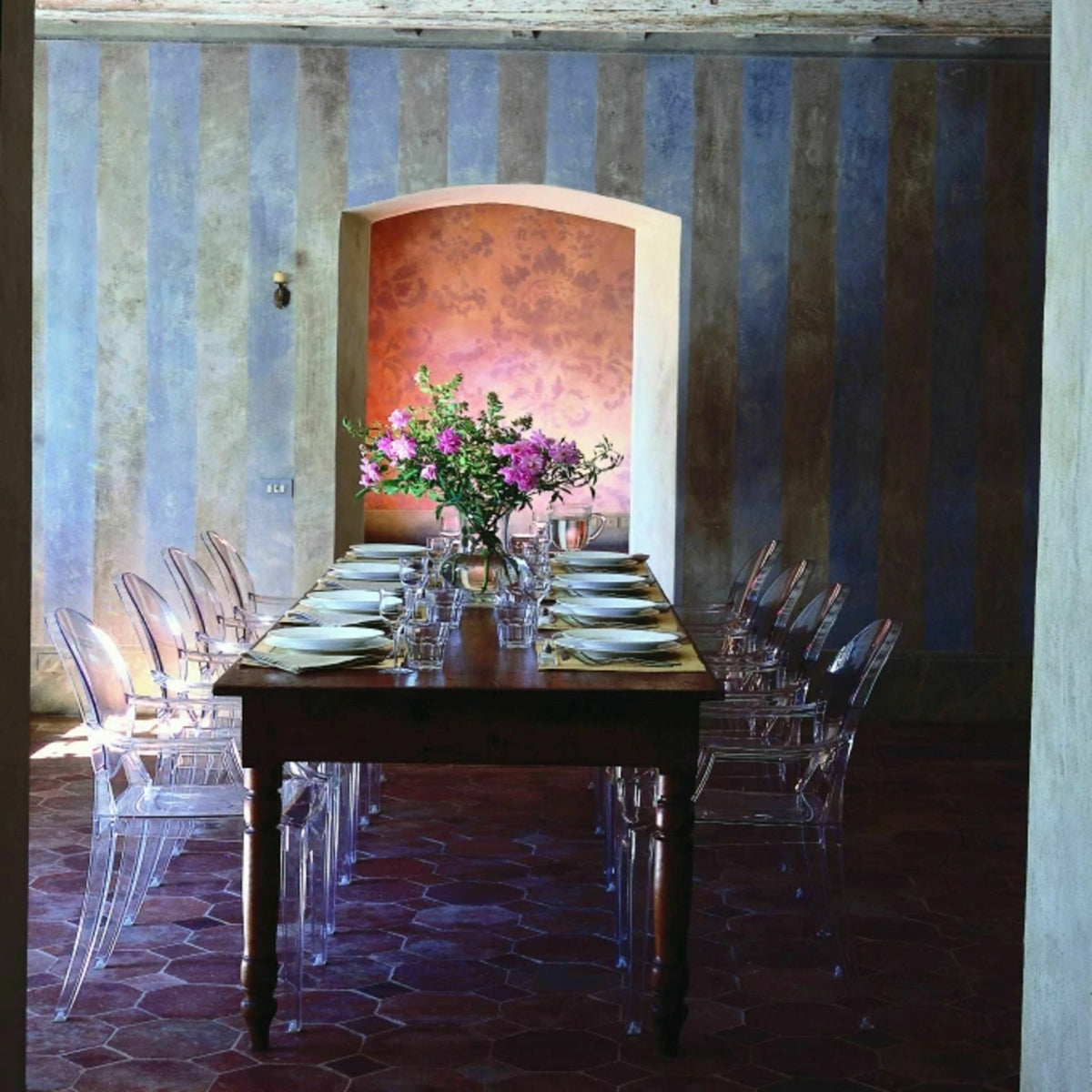 Chaise avec accoudoirs transparente Louis Ghost - Kartell - The Cool Republic