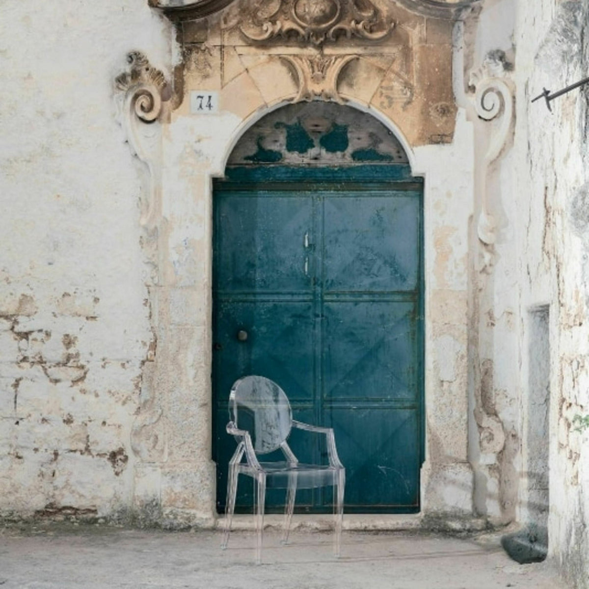 Chaise avec accoudoirs transparente Louis Ghost - Kartell - The Cool Republic