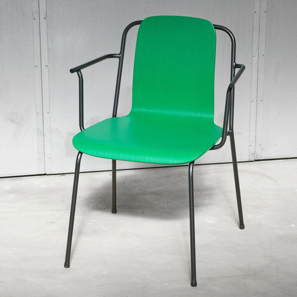Chaise avec accoudoirs vert structure noire Studio vert - Normann Copenhagen - The Cool Republic