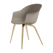 Chaise beige en chêne laqué mat Bat - Gubi - The Cool Republic
