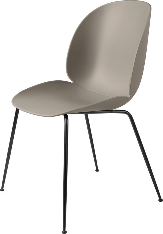 Chaise beige piétement en métal noir Beetle - Gubi - The Cool Republic