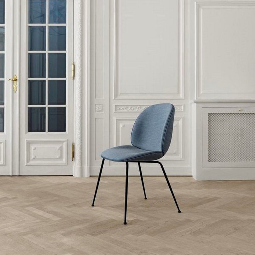 Chaise beige piétement en métal noir Beetle - Gubi - The Cool Republic