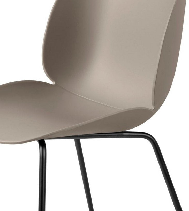 Chaise beige piétement en métal noir Beetle - Gubi - The Cool Republic