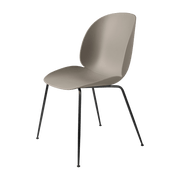 Chaise beige piétement en métal noir Beetle - Gubi - The Cool Republic
