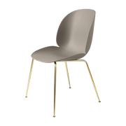 Chaise beige piétement laiton Beetle - Gubi - The Cool Republic