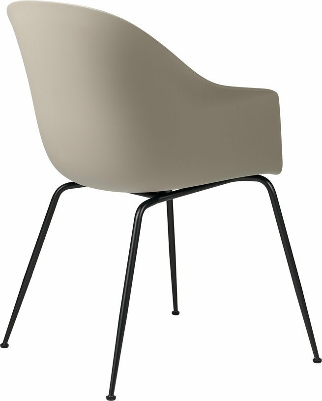Chaise beige piètement noir mat Bat - Gubi - The Cool Republic