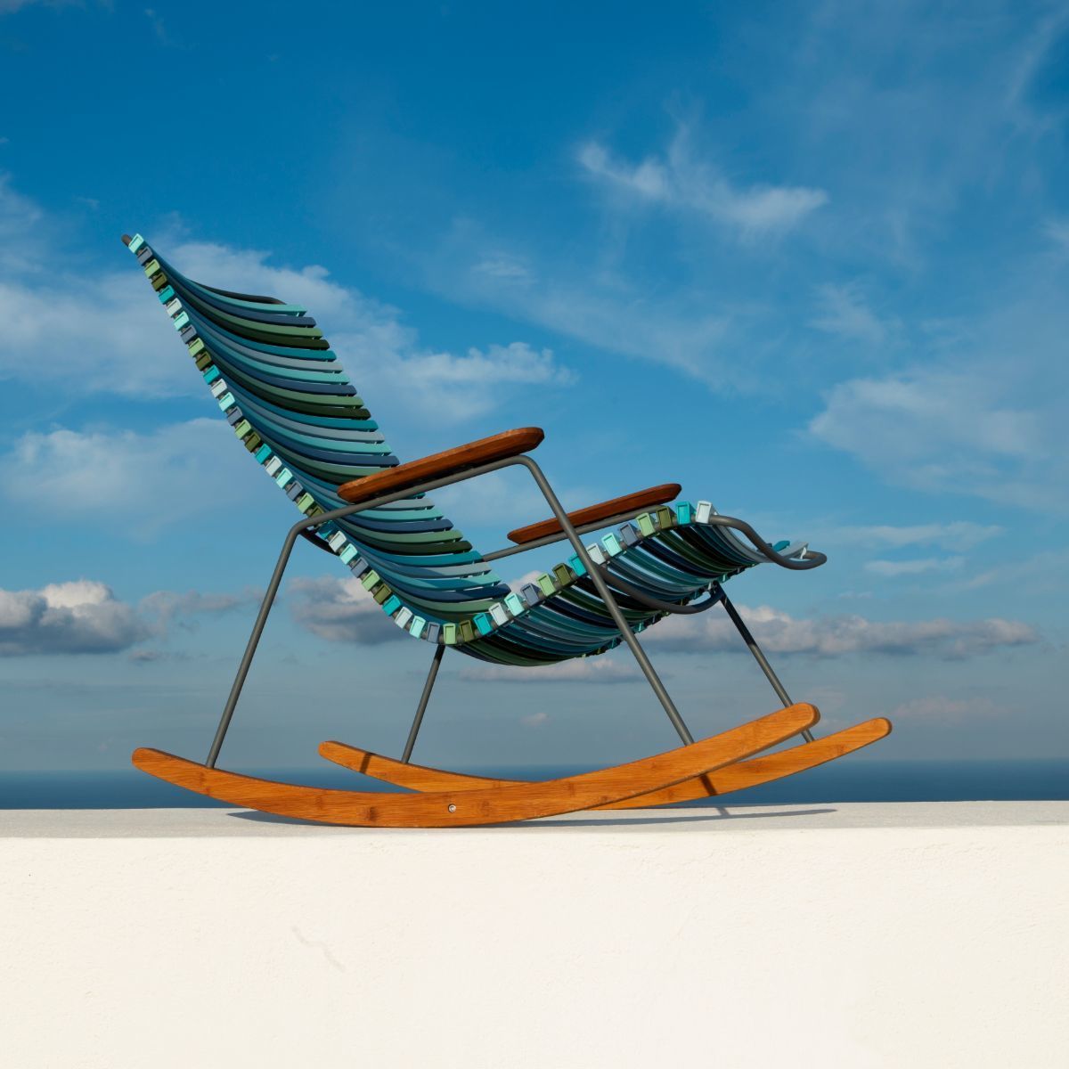Chaise berçante en métal et plastique bleu CLICK - Houe - The Cool Republic