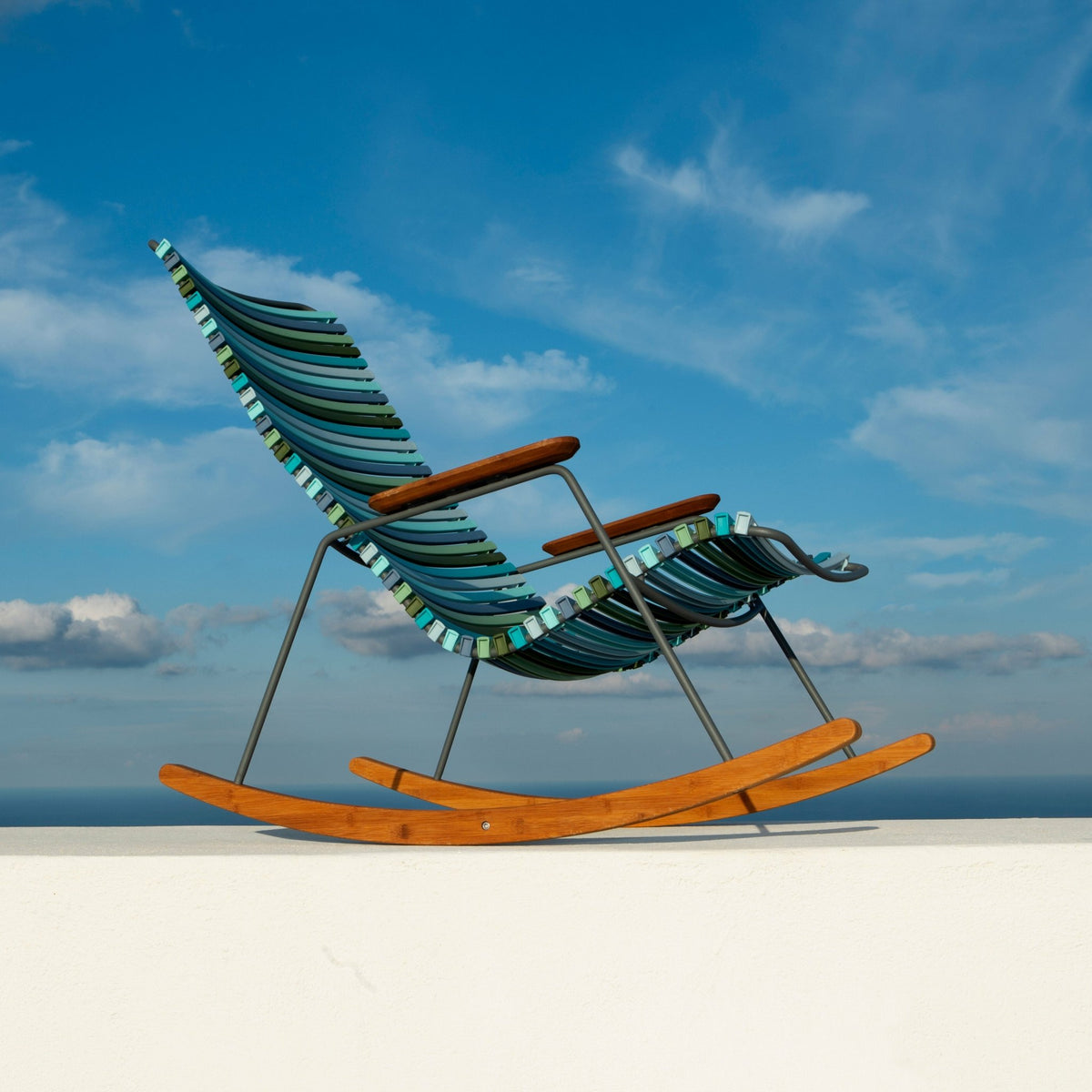 Chaise berçante en métal et plastique bleu vert multicolore 2 CLICK - Houe - The Cool Republic