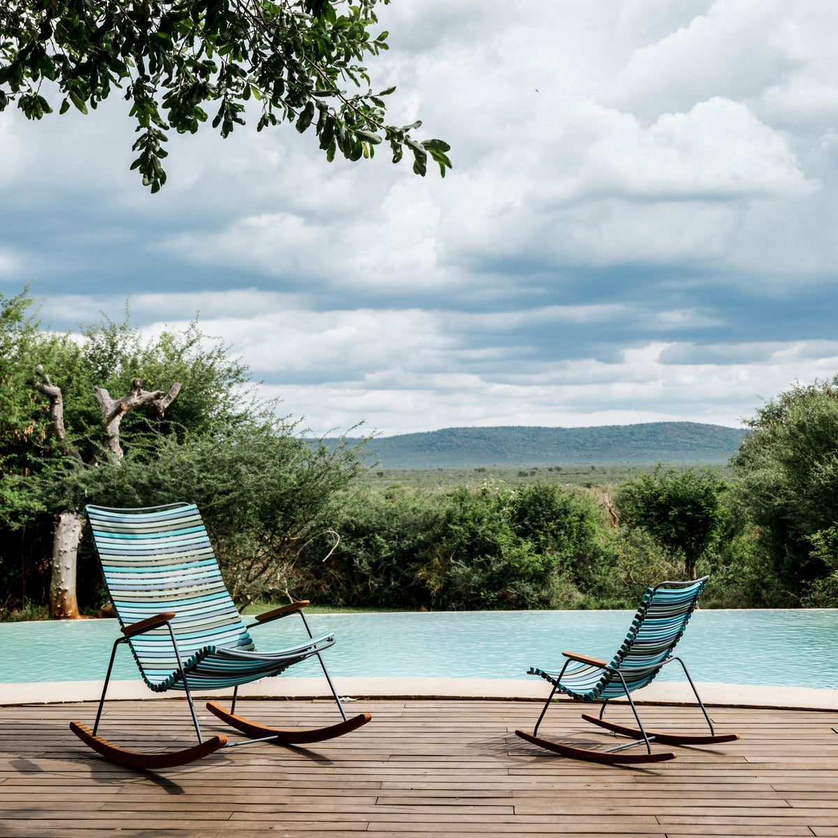 Chaise berçante en métal et plastique sable CLICK - Houe - The Cool Republic