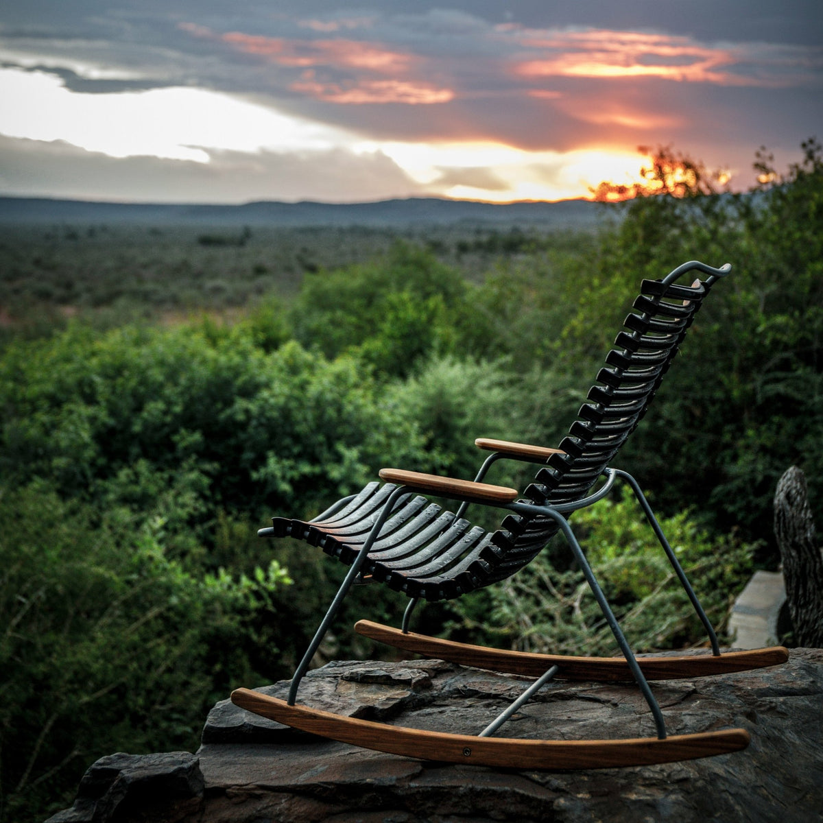 Chaise berçante en métal et plastique sable CLICK - Houe - The Cool Republic