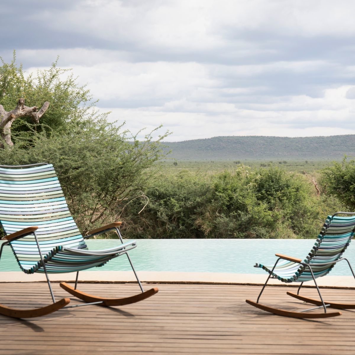 Chaise berçante en métal et plastique vert olive CLICK - Houe - The Cool Republic