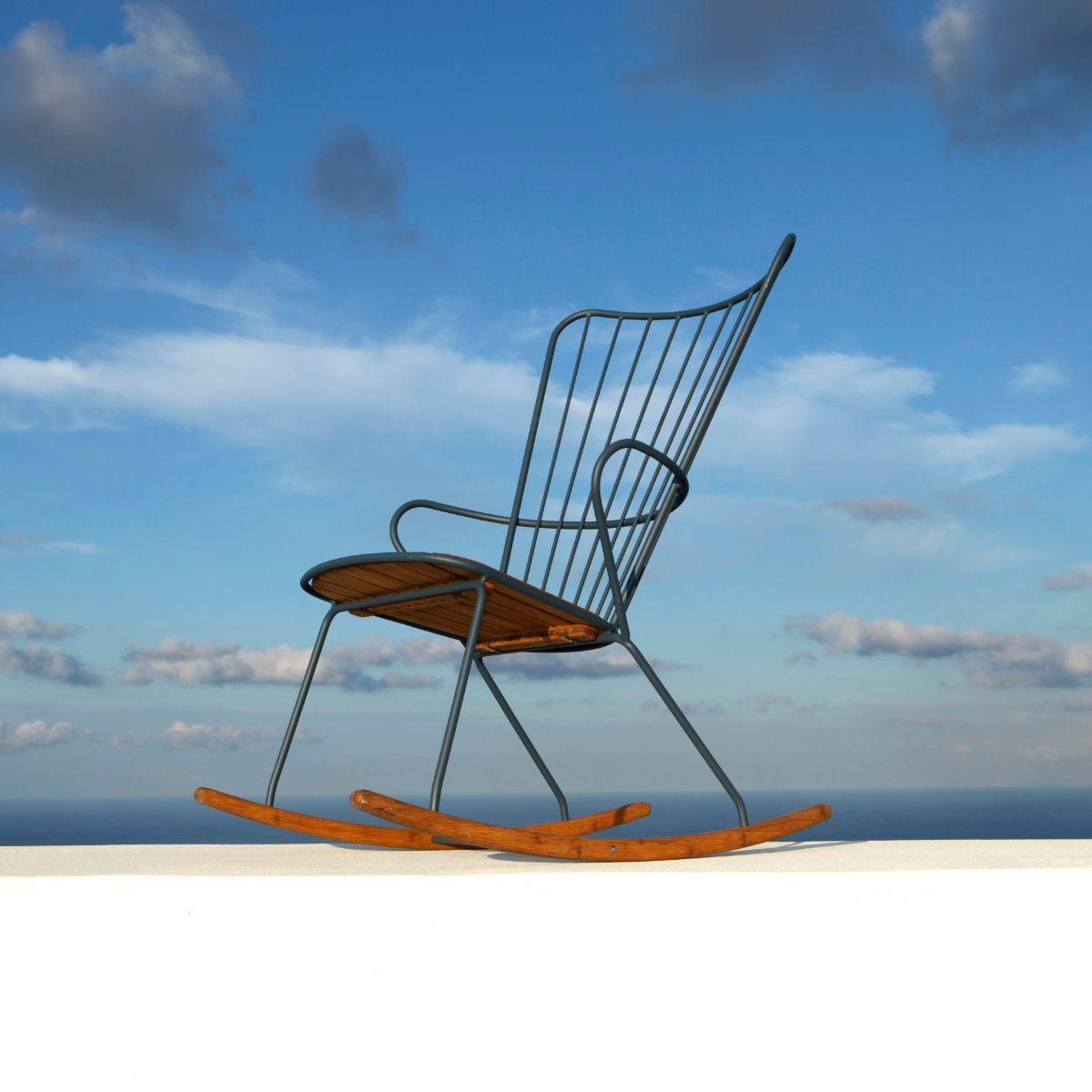 Chaise berçante en métal noir PAON - Houe - The Cool Republic