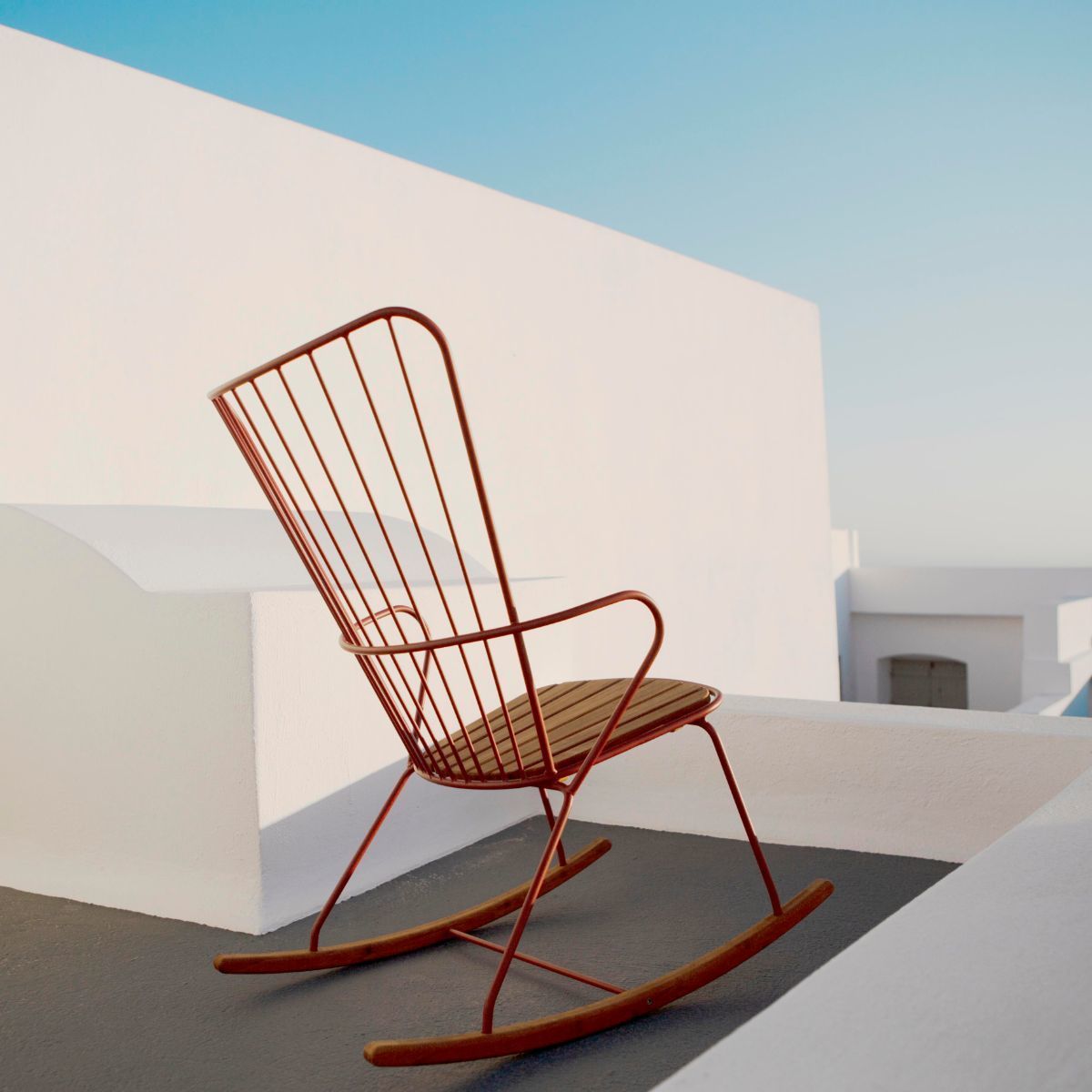 Chaise berçante en métal noir PAON - Houe - The Cool Republic