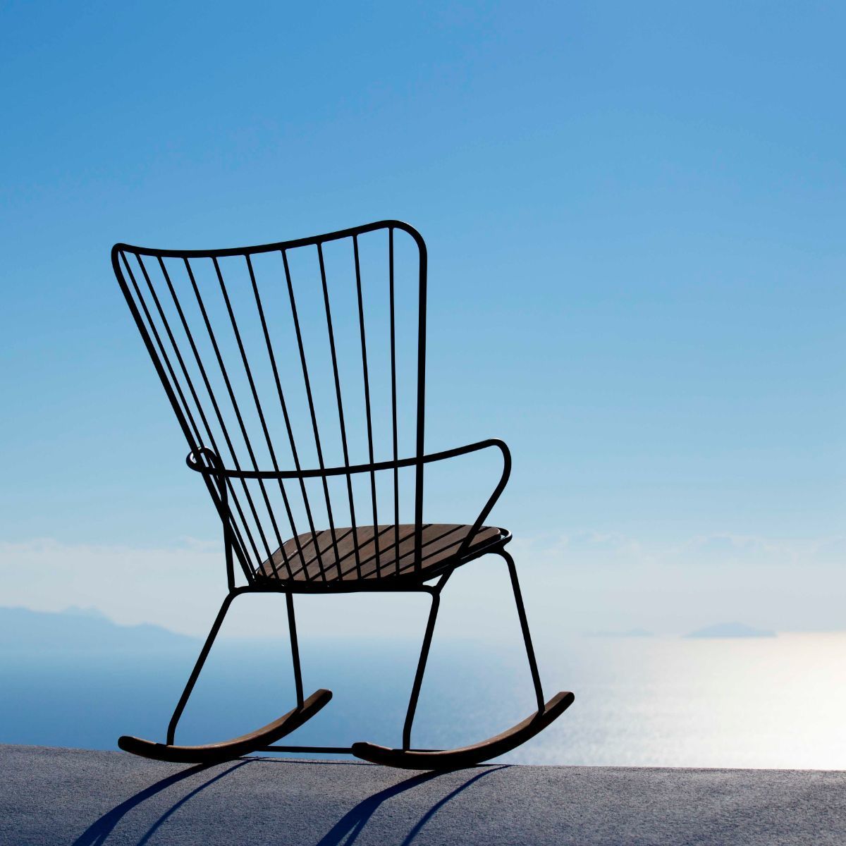 Chaise berçante en métal taupe PAON - Houe - The Cool Republic
