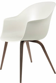 Chaise blanche en noyer américain laqué mat Bat - Gubi - The Cool Republic
