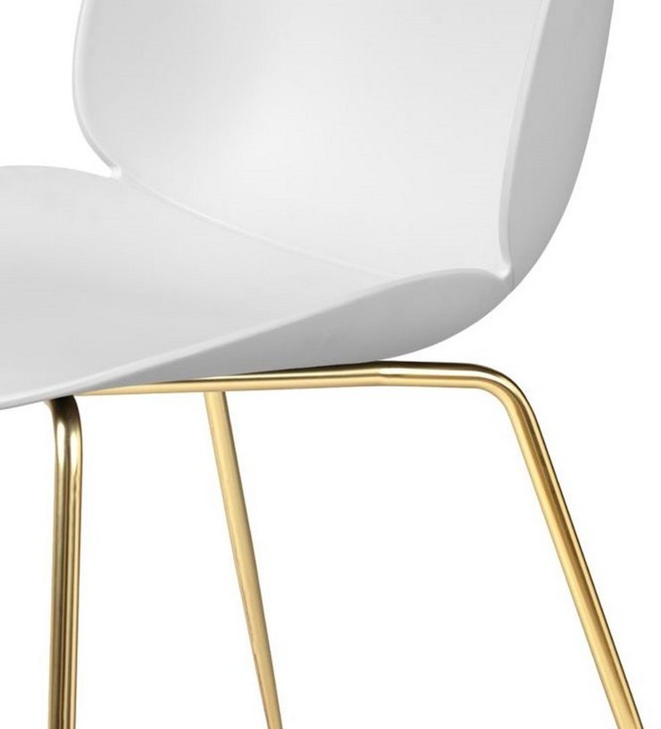 Chaise blanche piétement laiton Beetle - Gubi - The Cool Republic