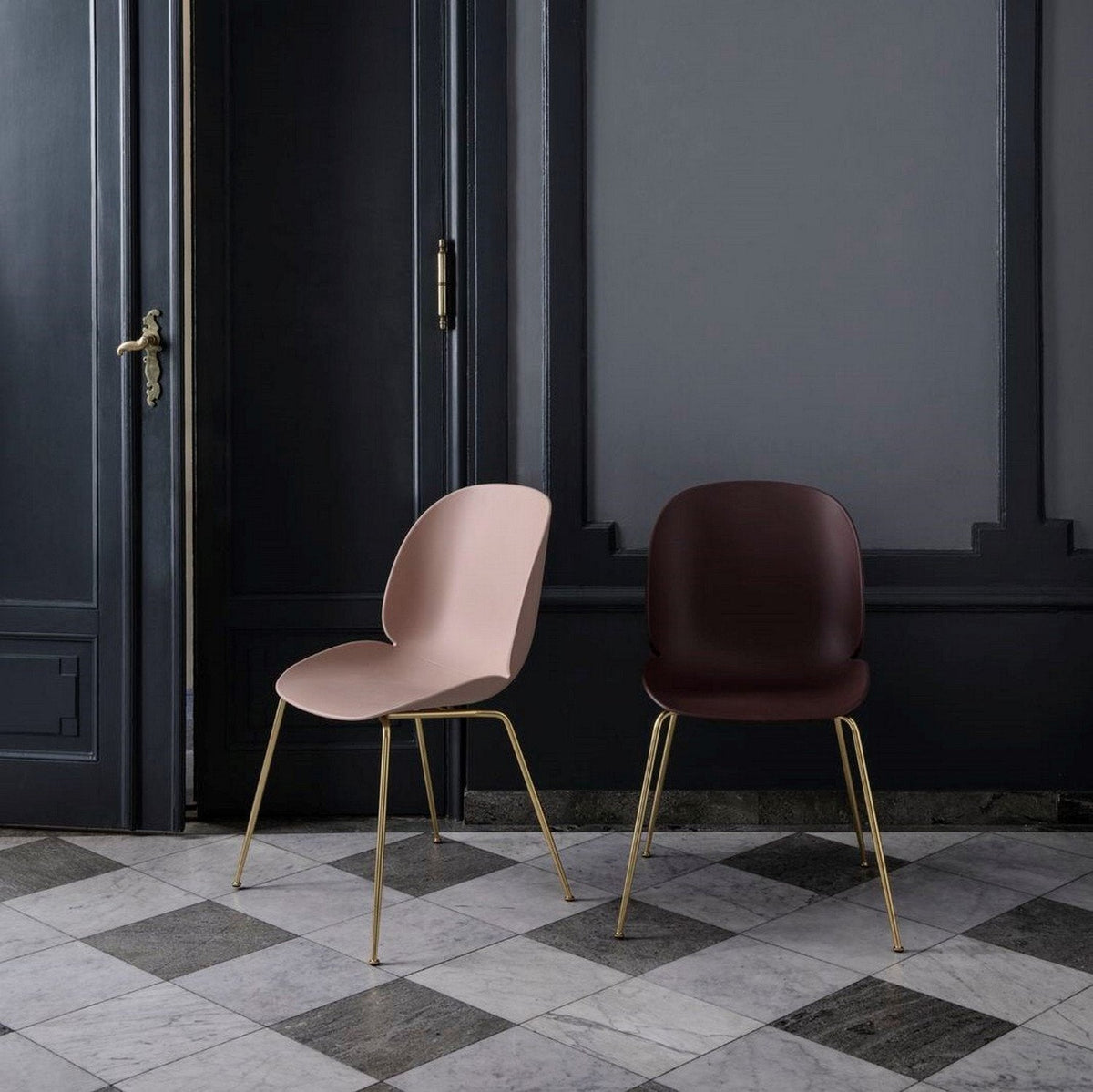 Chaise blanche piétement laiton Beetle - Gubi - The Cool Republic