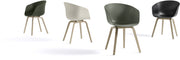 Chaise crème piétement en chêne laqué AAC22 - HAY