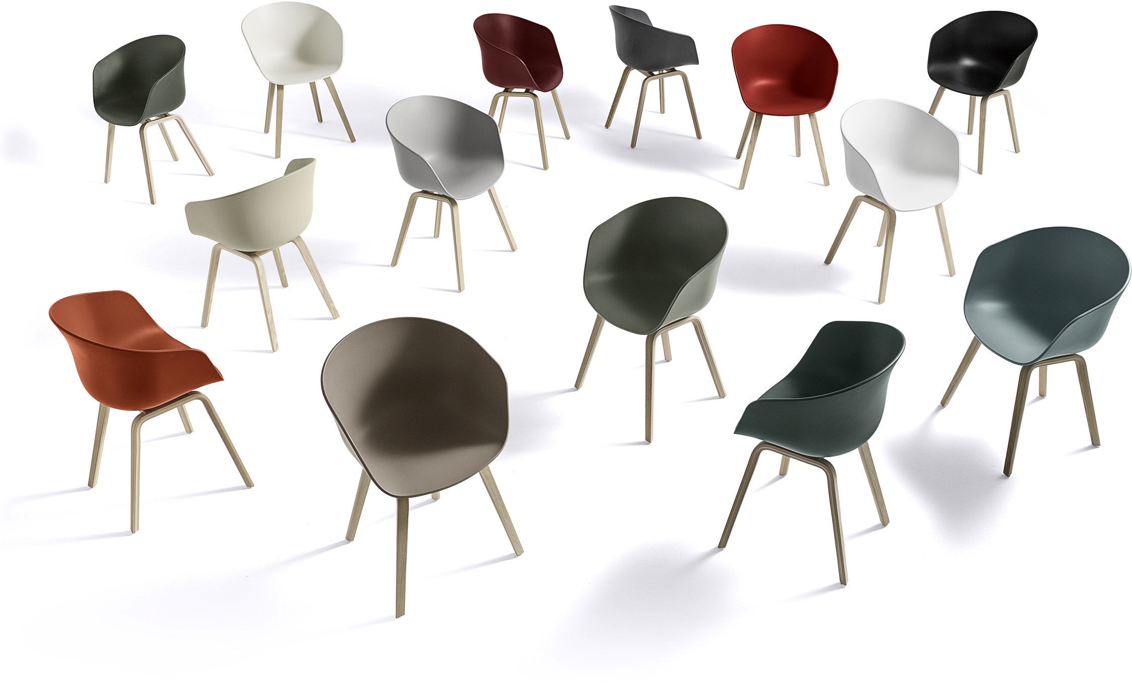 Chaise crème piétement en chêne laqué AAC22 - HAY