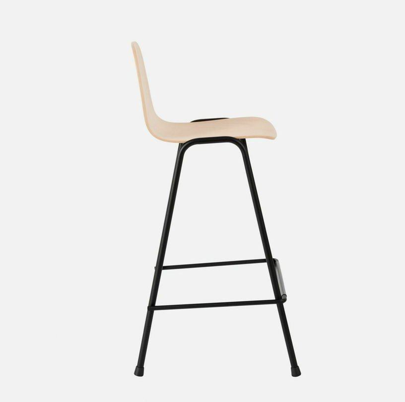 Chaise de bar 65 cm en bois naturel et cadre noir Touchwood - Hem - The Cool Republic