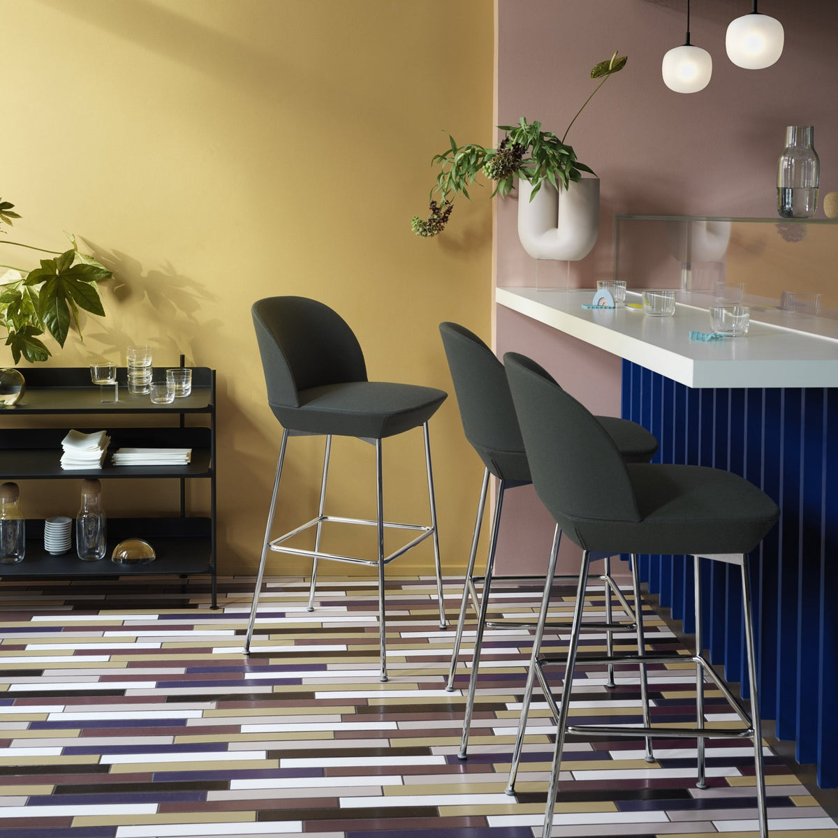 Chaise de bar 65 cm gris beige et pieds chrome Oslo - Muuto - The Cool Republic