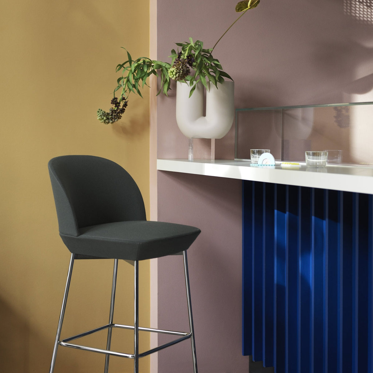 Chaise de bar 65 cm gris beige et pieds chrome Oslo - Muuto - The Cool Republic