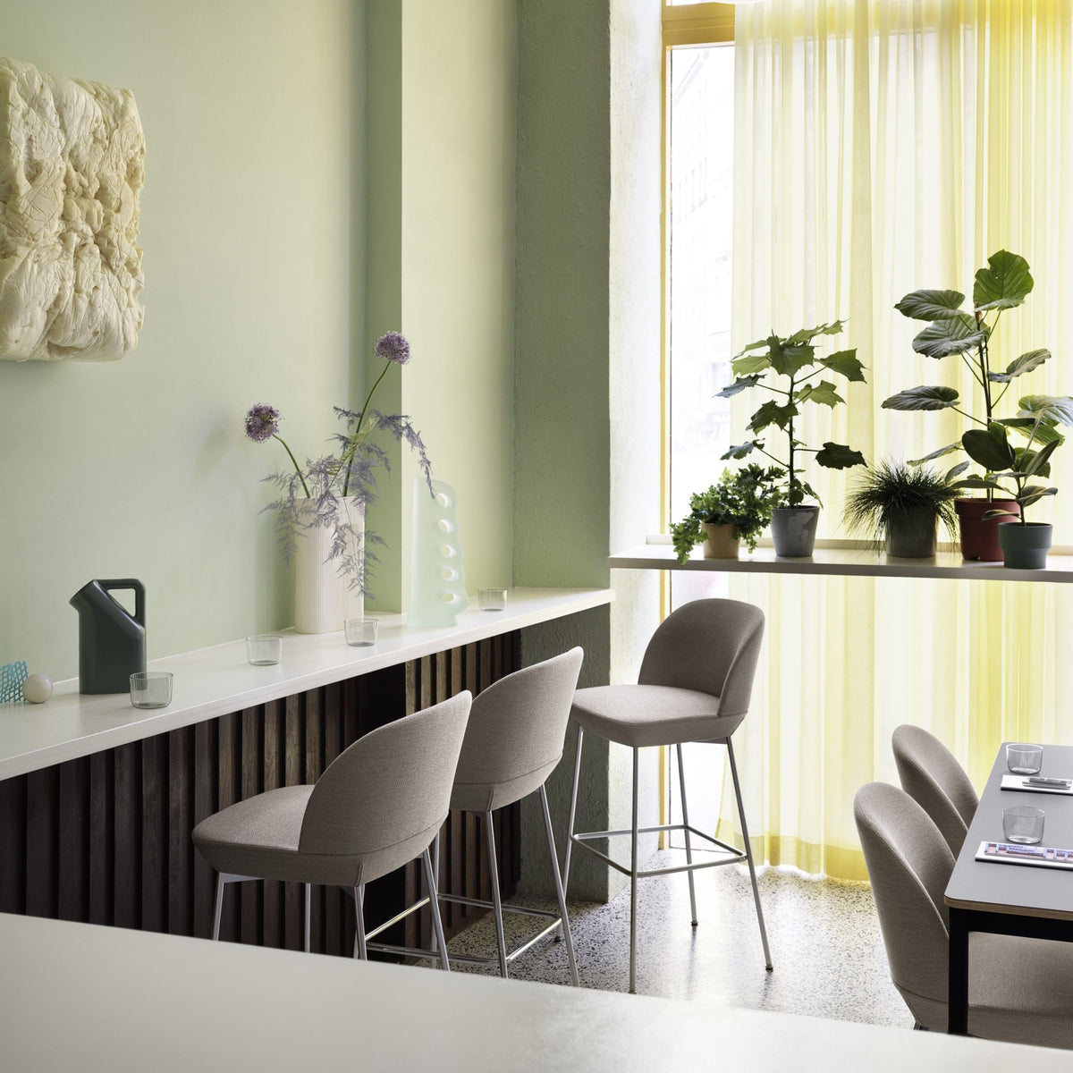 Chaise de bar 75 cm gris anthracite et pieds chrome Oslo - Muuto - The Cool Republic