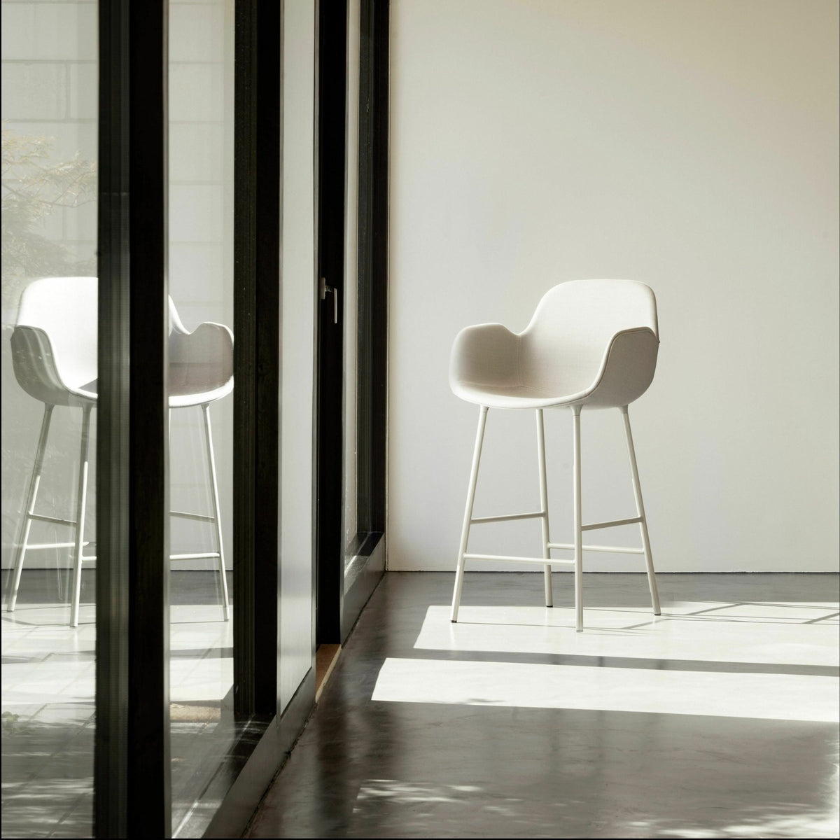 Chaise de bar avec accoudoirs en acier et pp blanc 65 cm Form - Normann Copenhagen - The Cool Republic