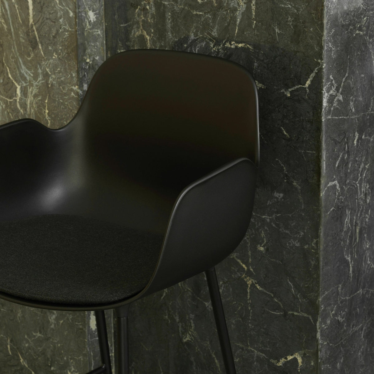 Chaise de bar avec accoudoirs en acier et pp noir 65 cm Form - Normann Copenhagen - The Cool Republic