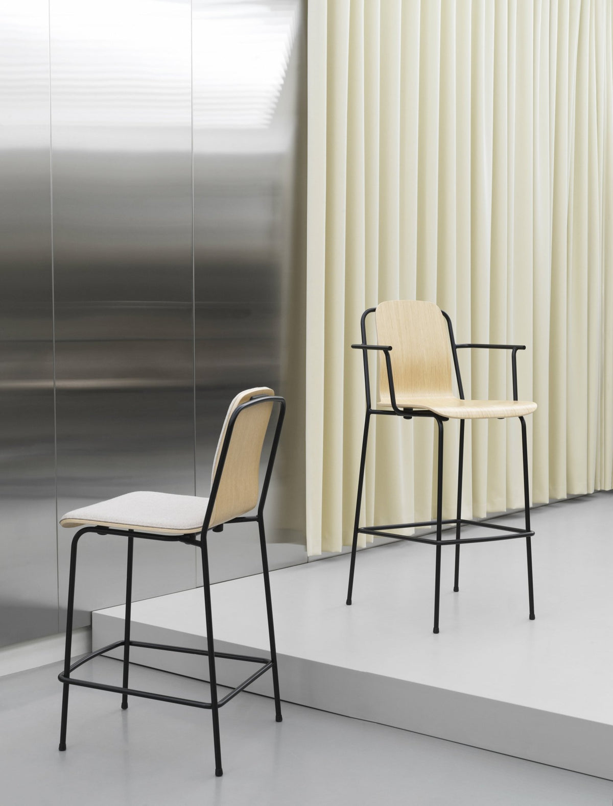 Chaise de bar en acier noir 75 cm Studio Oak - Normann Copenhagen - The Cool Republic