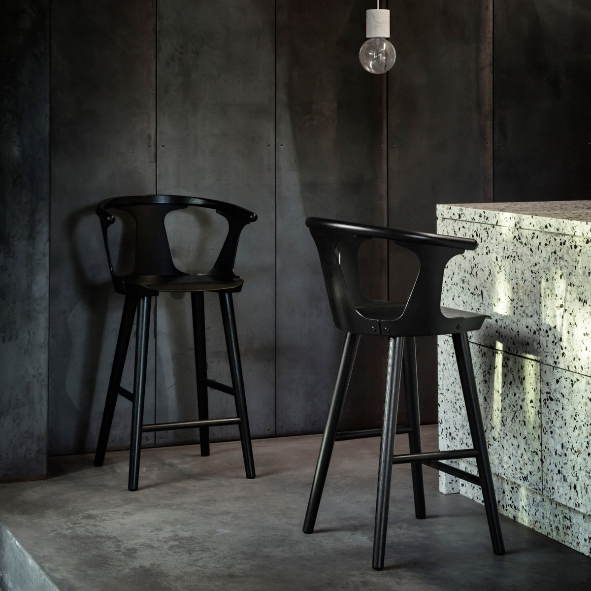Chaise de bar en chêne laqué noir In Between SK7 - &tradition - The Cool Republic