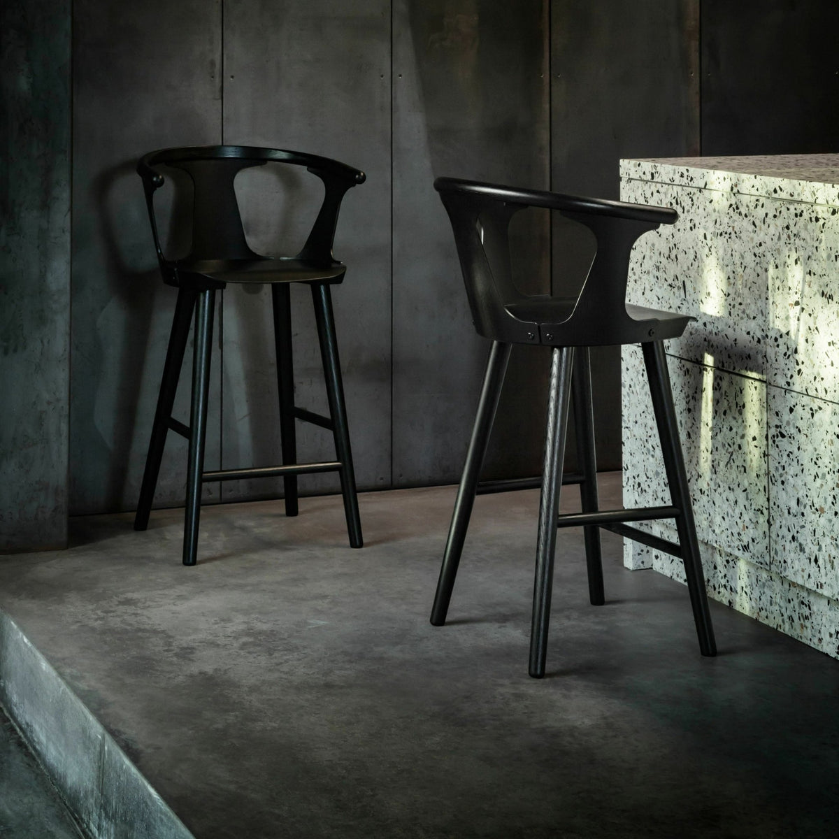 Chaise de bar en chêne laqué noir In Between SK9 - &tradition - The Cool Republic