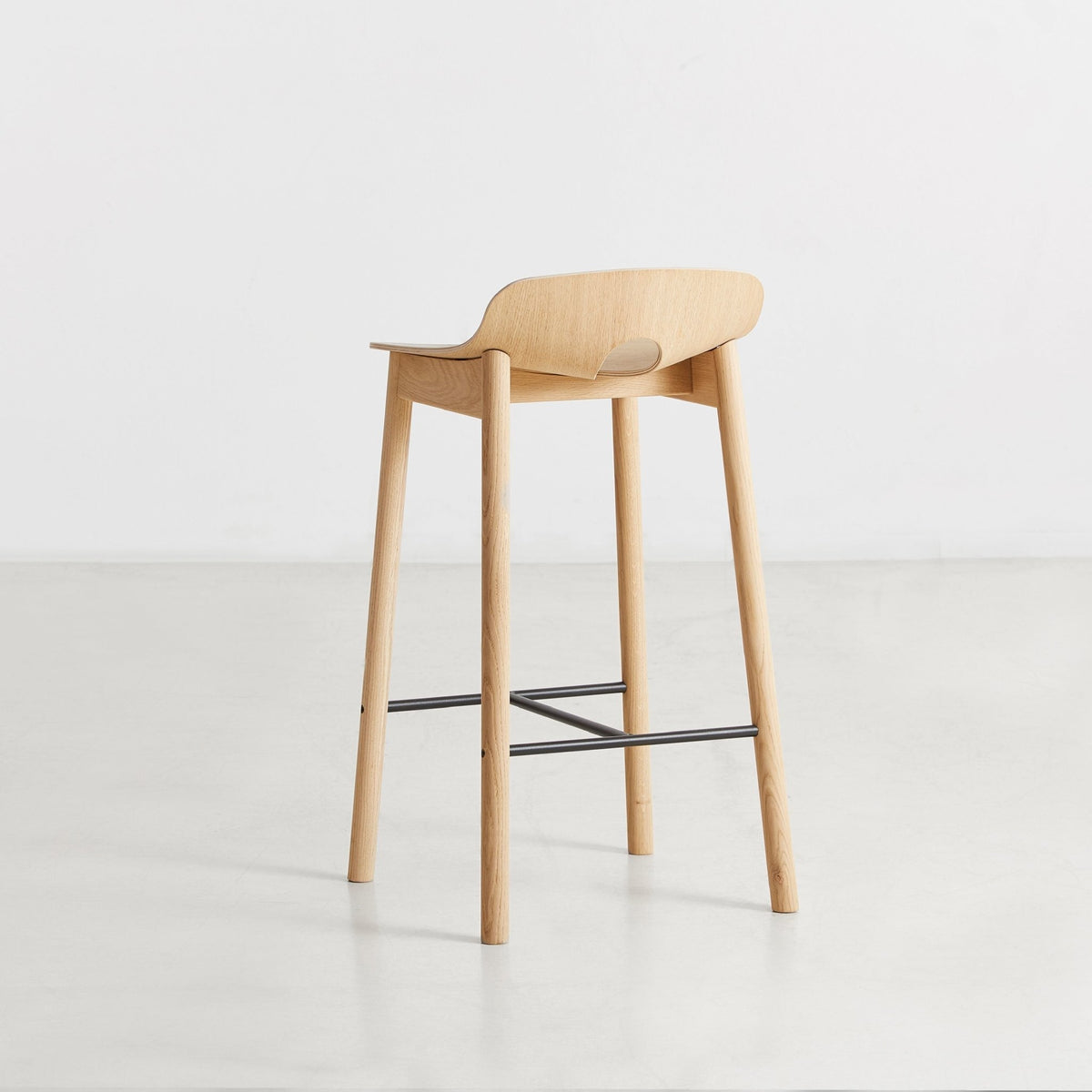 Chaise de bar en chêne naturel 65 cm Mono - WOUD - The Cool Republic